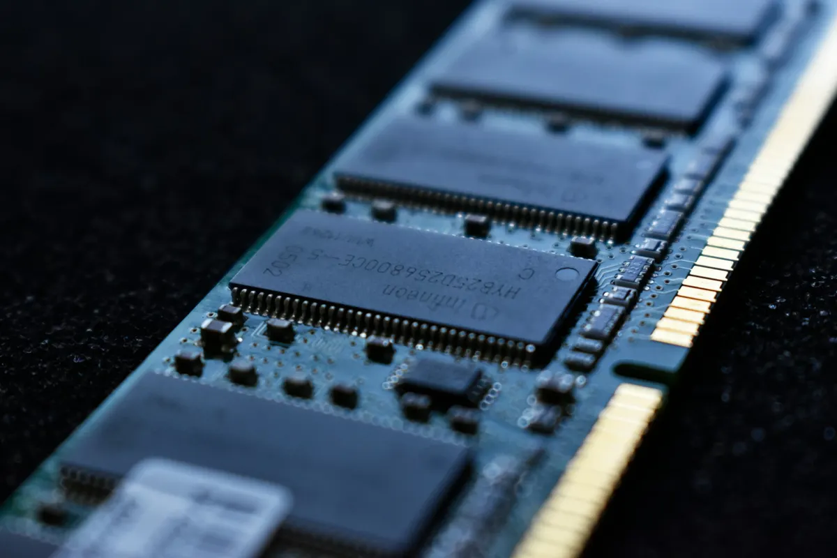 Memory modules with heat spreaders, laid side by side